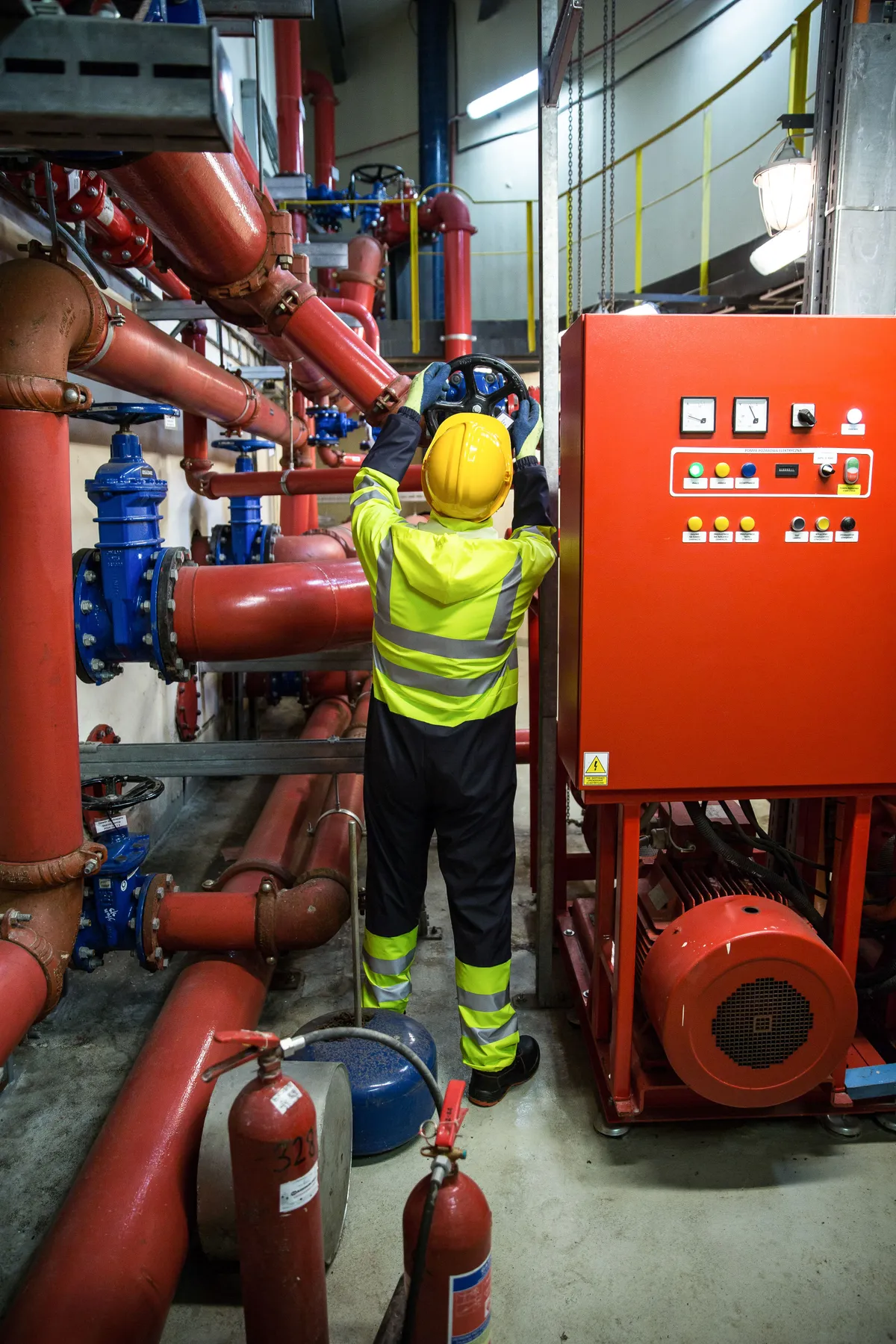 Tecnico al lavoro su impianto