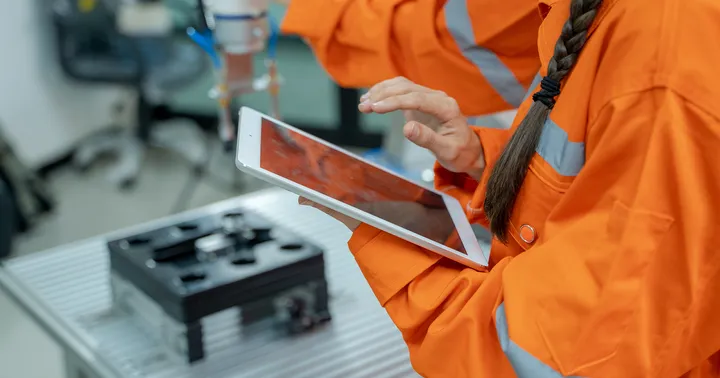 Operatrice con tablet in officina